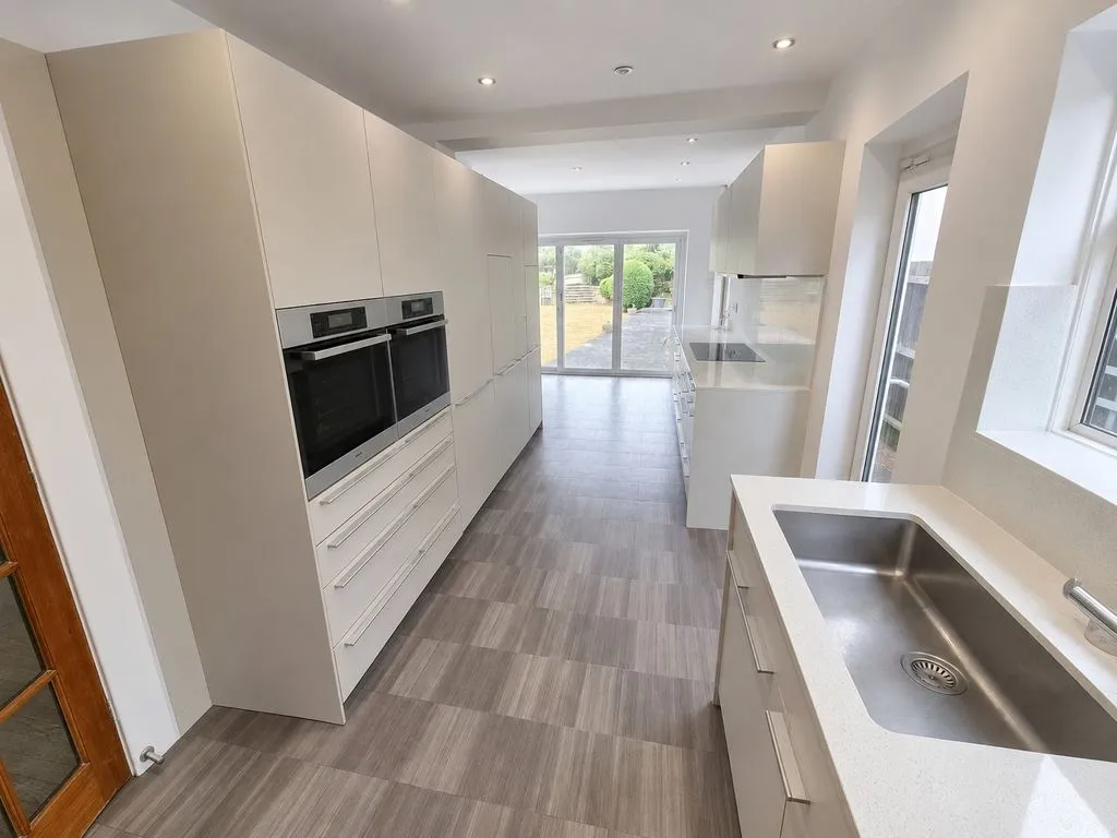 Cavendish Drive, Edgware HA8 7NS, photo 2