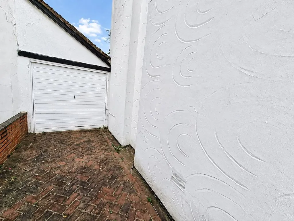 Cavendish Drive, Edgware HA8 7NS, photo 18
