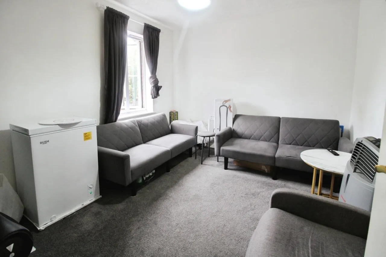 Redbourne Drive, Thamesmead, photo 2