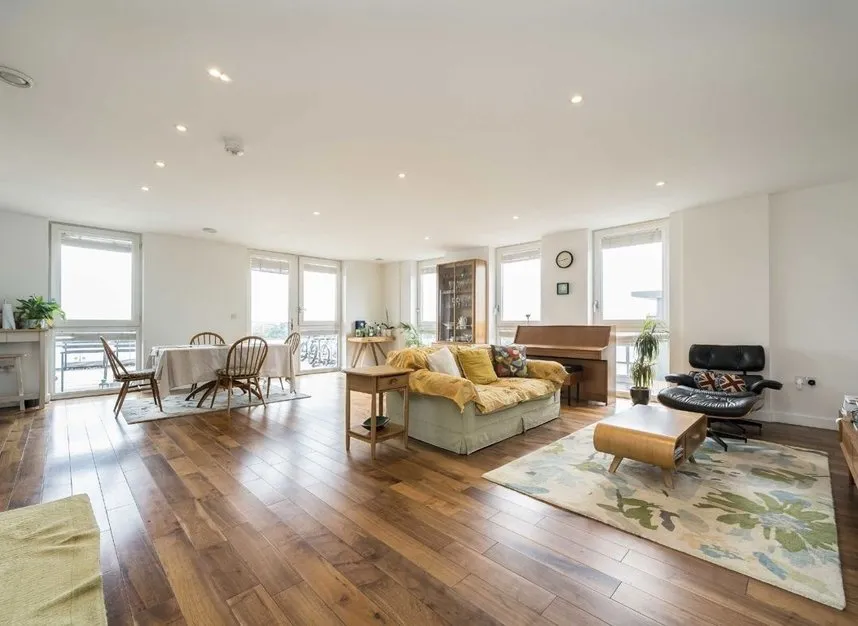 Baltic Avenue, Brentford, TW8, photo 2
