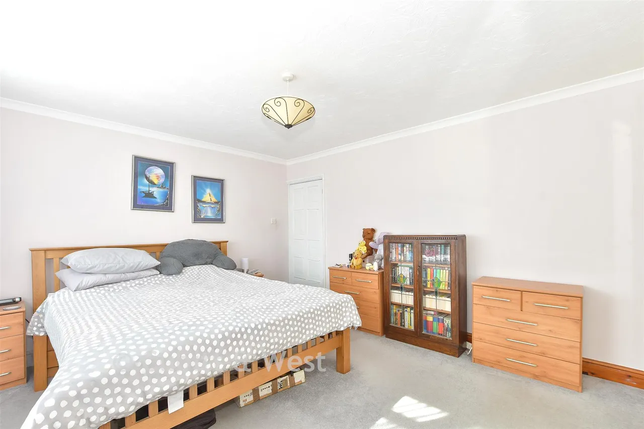 Beaumont Square, Cranleigh, GU6, photo 6