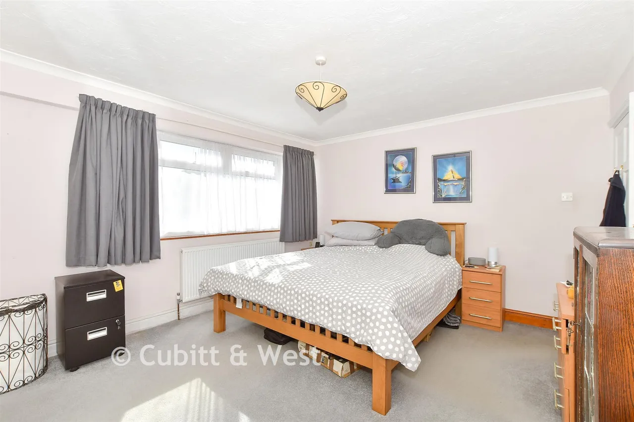 Beaumont Square, Cranleigh, GU6, photo 7