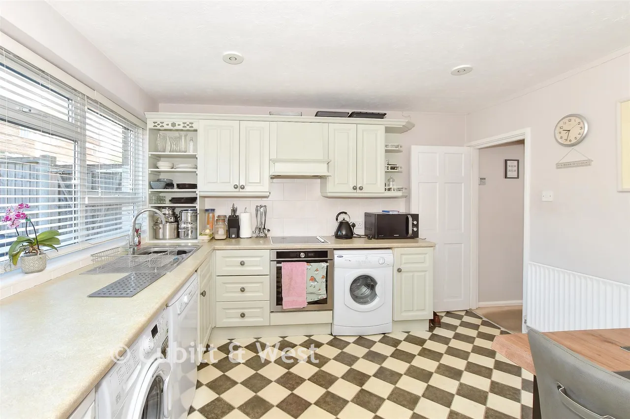 Beaumont Square, Cranleigh, GU6, photo 2