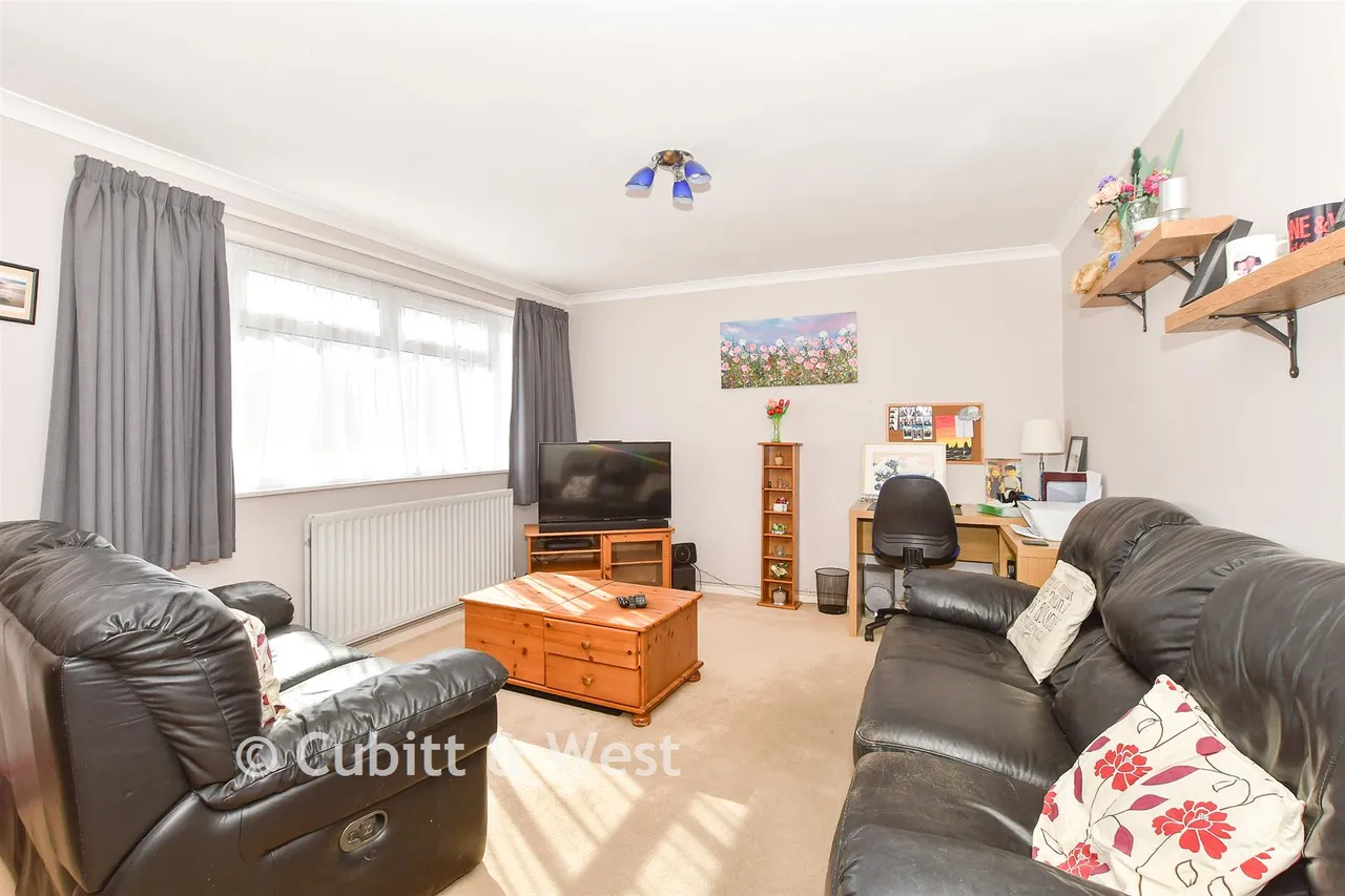 Beaumont Square, Cranleigh, GU6, photo 4