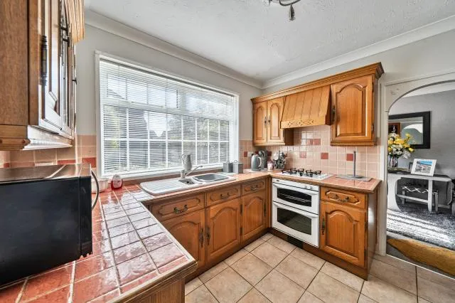 Blackbird Leys Road, Oxford, OX4, photo 4