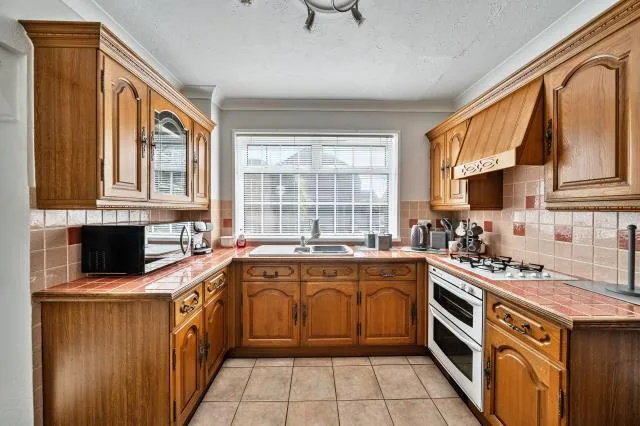 Blackbird Leys Road, Oxford, OX4, photo 5
