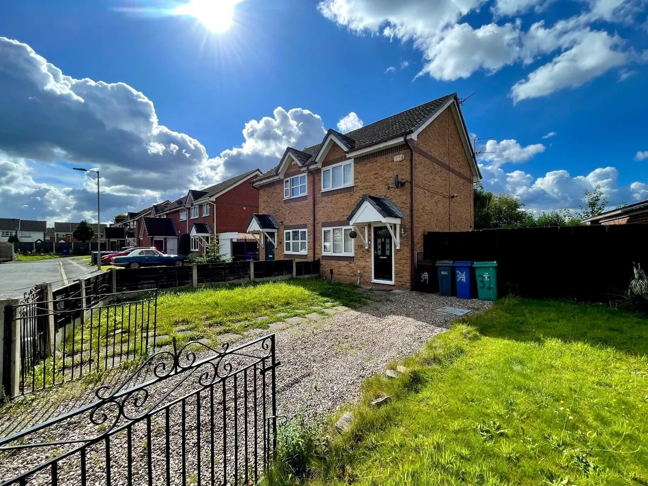 2 bed house to rent — Reading Close, Manchester