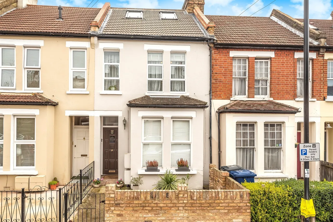 3 bed flat for sale, Connaught Road, London, W13