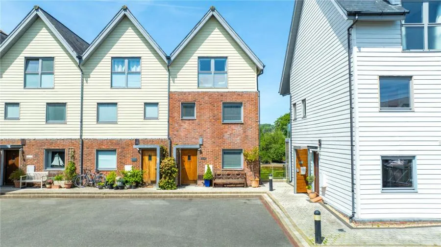 3 bed house for sale, Heron Square, Newport, PO30