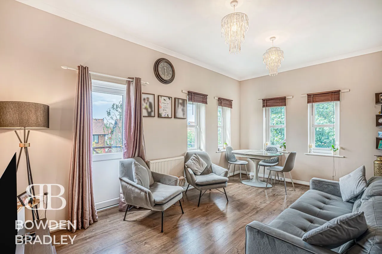 2 bed flat for sale — Glandford Way, Romford, RM6