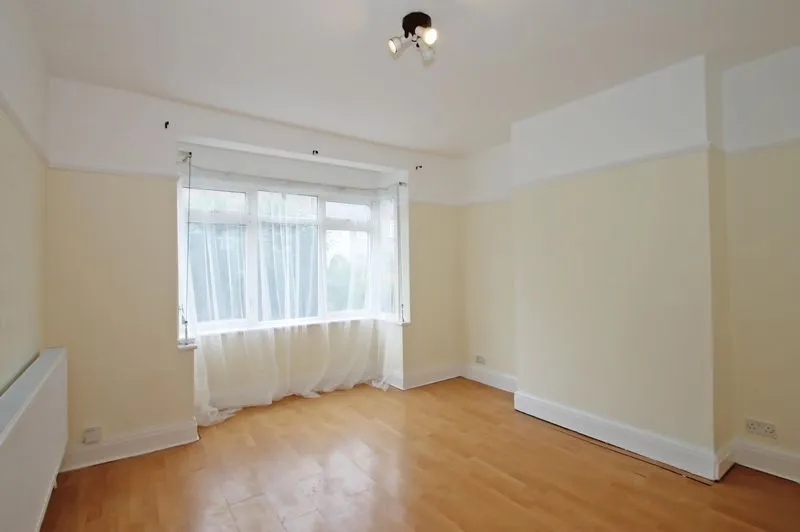 Ribblesdale Avenue, Northolt, photo 4