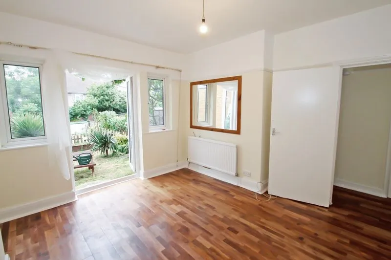 Ribblesdale Avenue, Northolt, photo 3