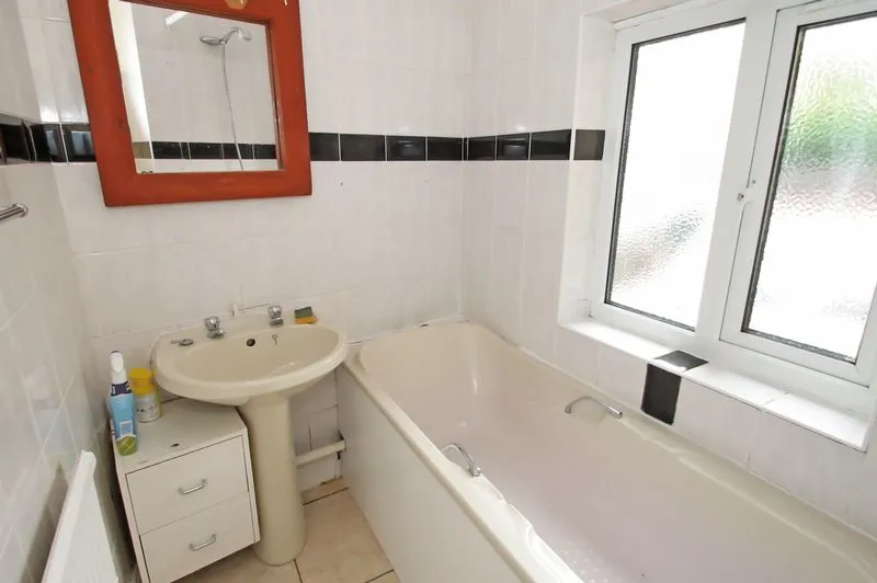 Ribblesdale Avenue, Northolt, photo 6