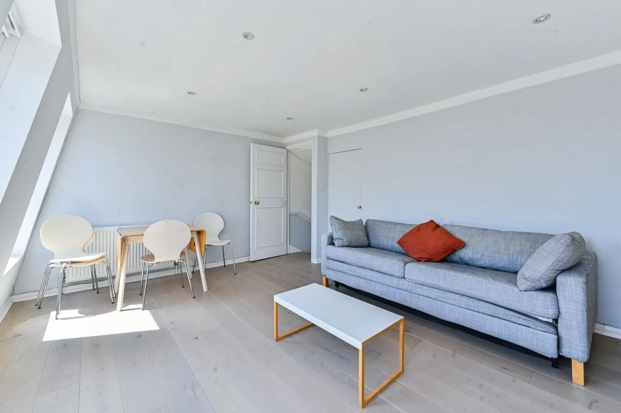 Top Floor Flat, 93 Stephendale Road, London, photo 3