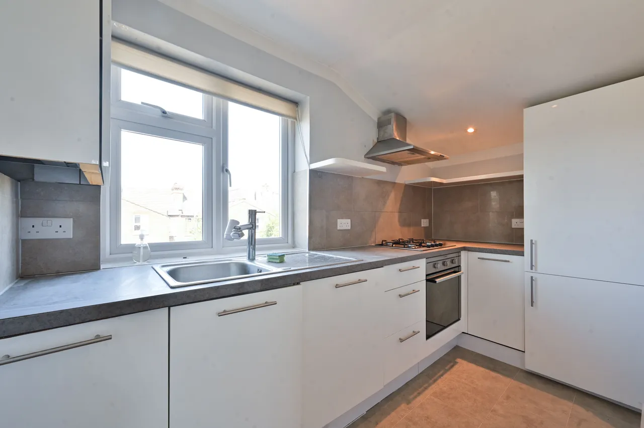 Top Floor Flat, 93 Stephendale Road, London, photo 4