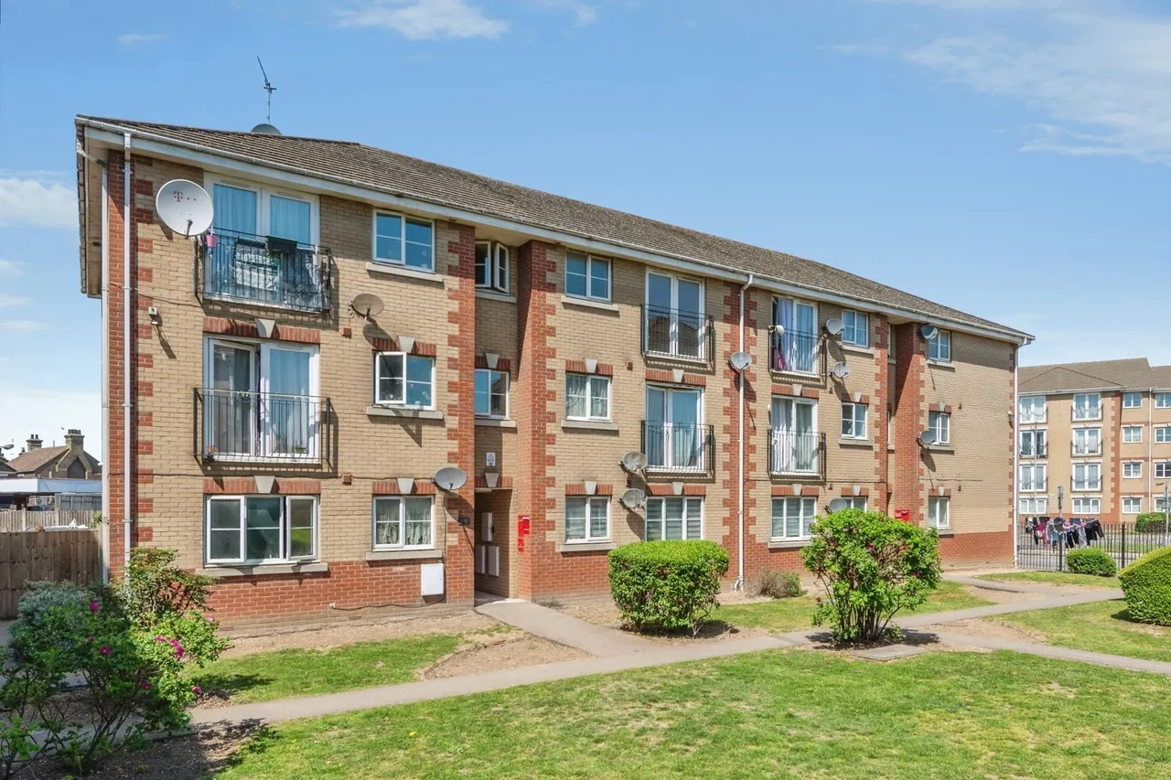 2 bed flat for sale — Dock Road, Tilbury, Essex, RM18