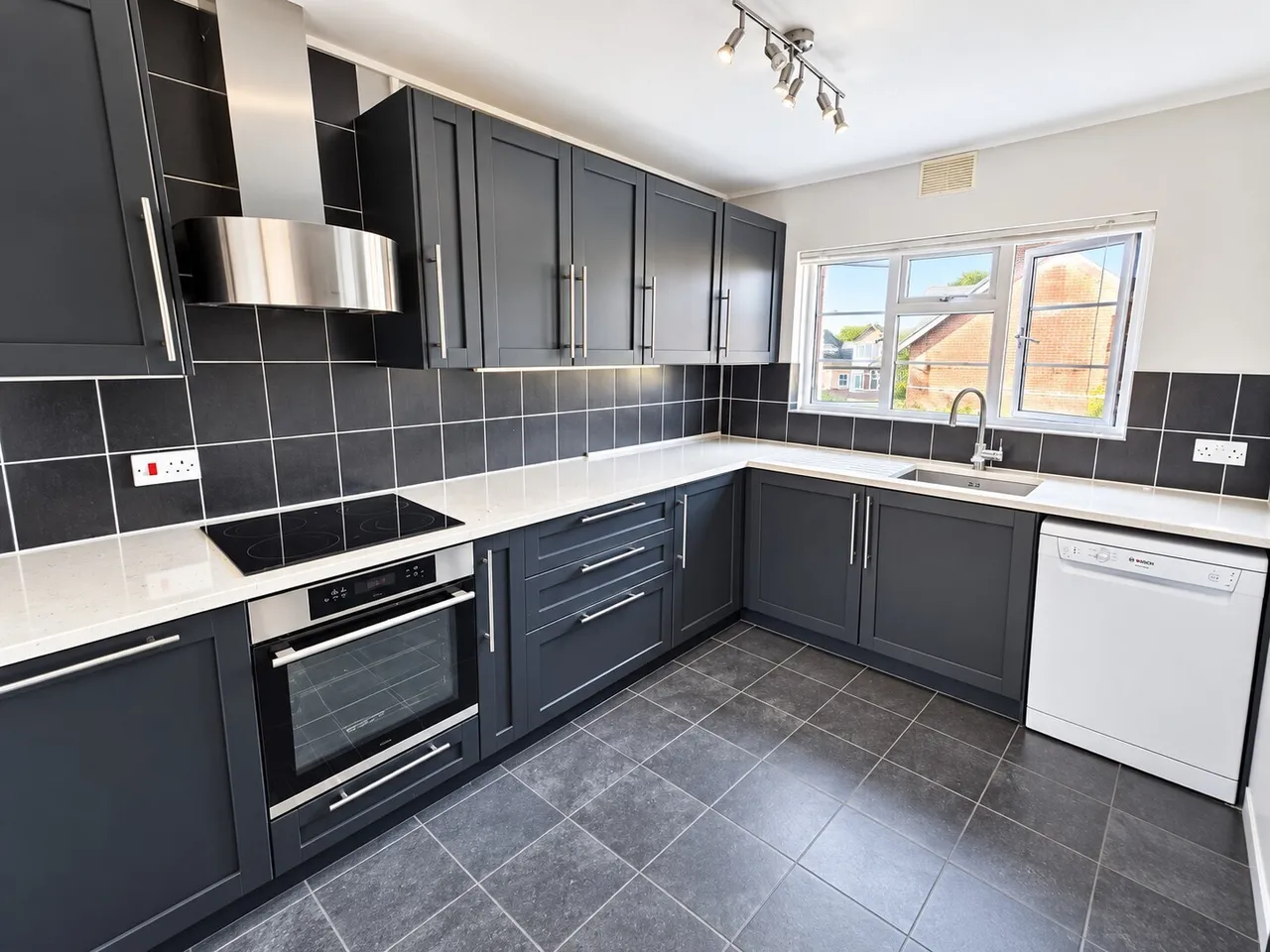 2 bed flat to rent, Banister Road, Southampton, SO15