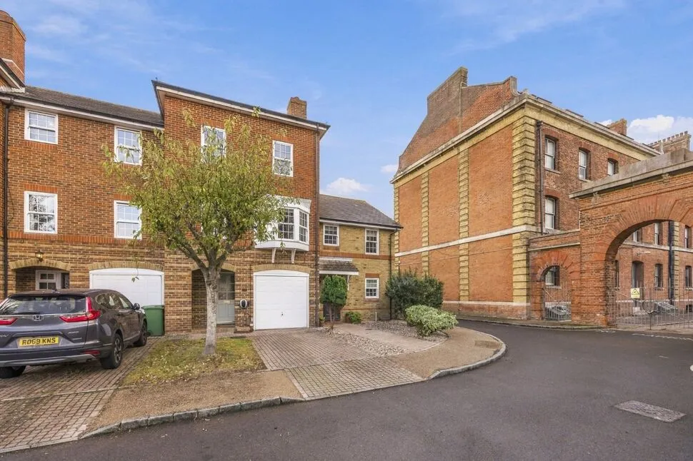 4 bed house for sale, Mountbatten Square, Southsea, PO4