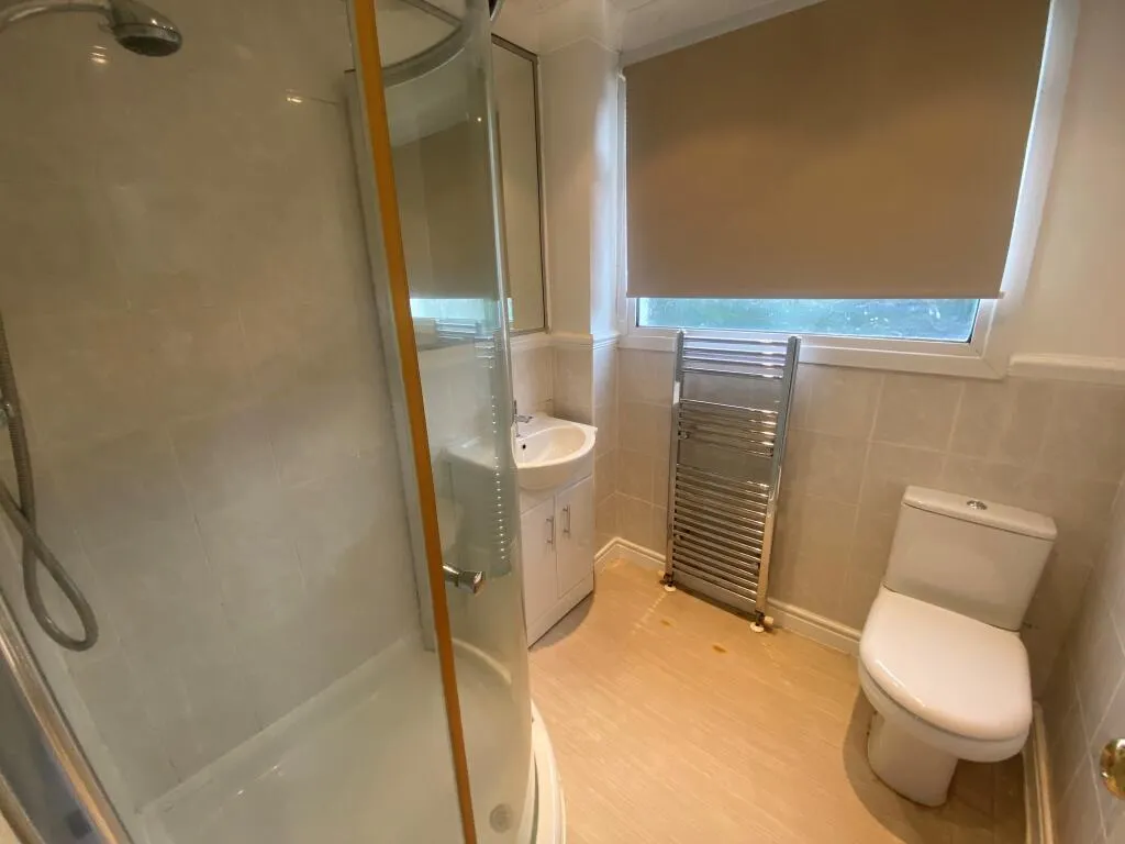 Greenlea Road, LS19, photo 11