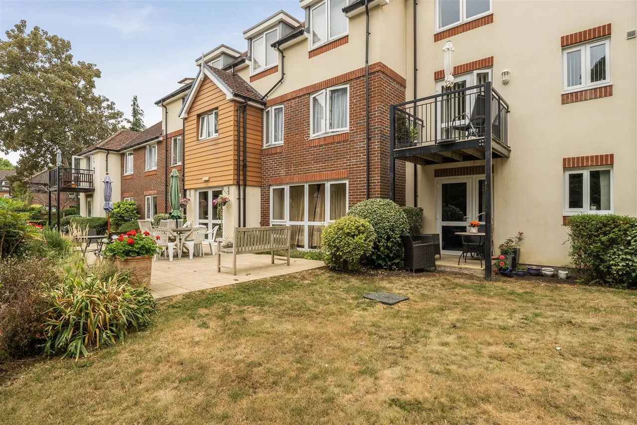 Branksomewood Road, Fleet, GU51, photo 13