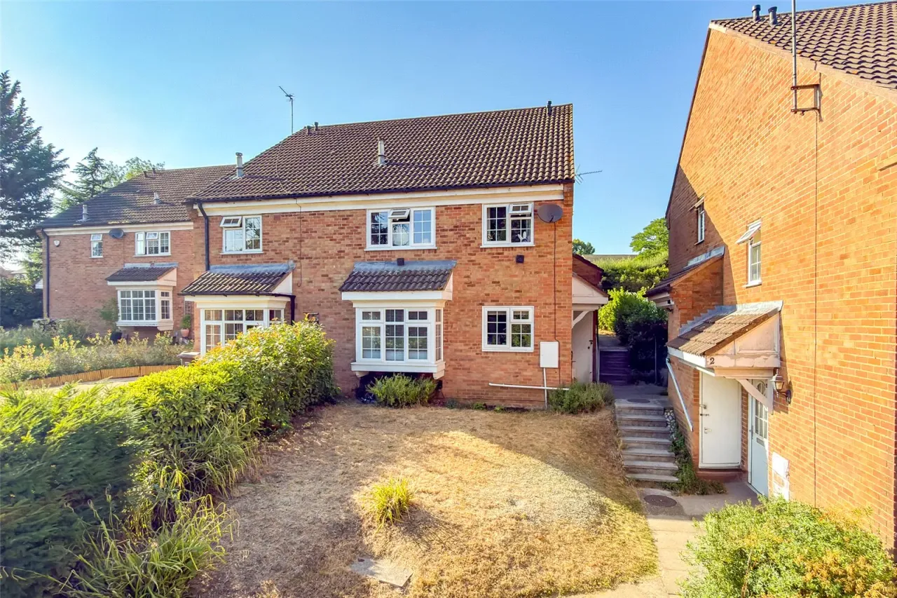 2 bed house to rent — Ashdales, St. Albans, Hertfordshire, AL1 2RA