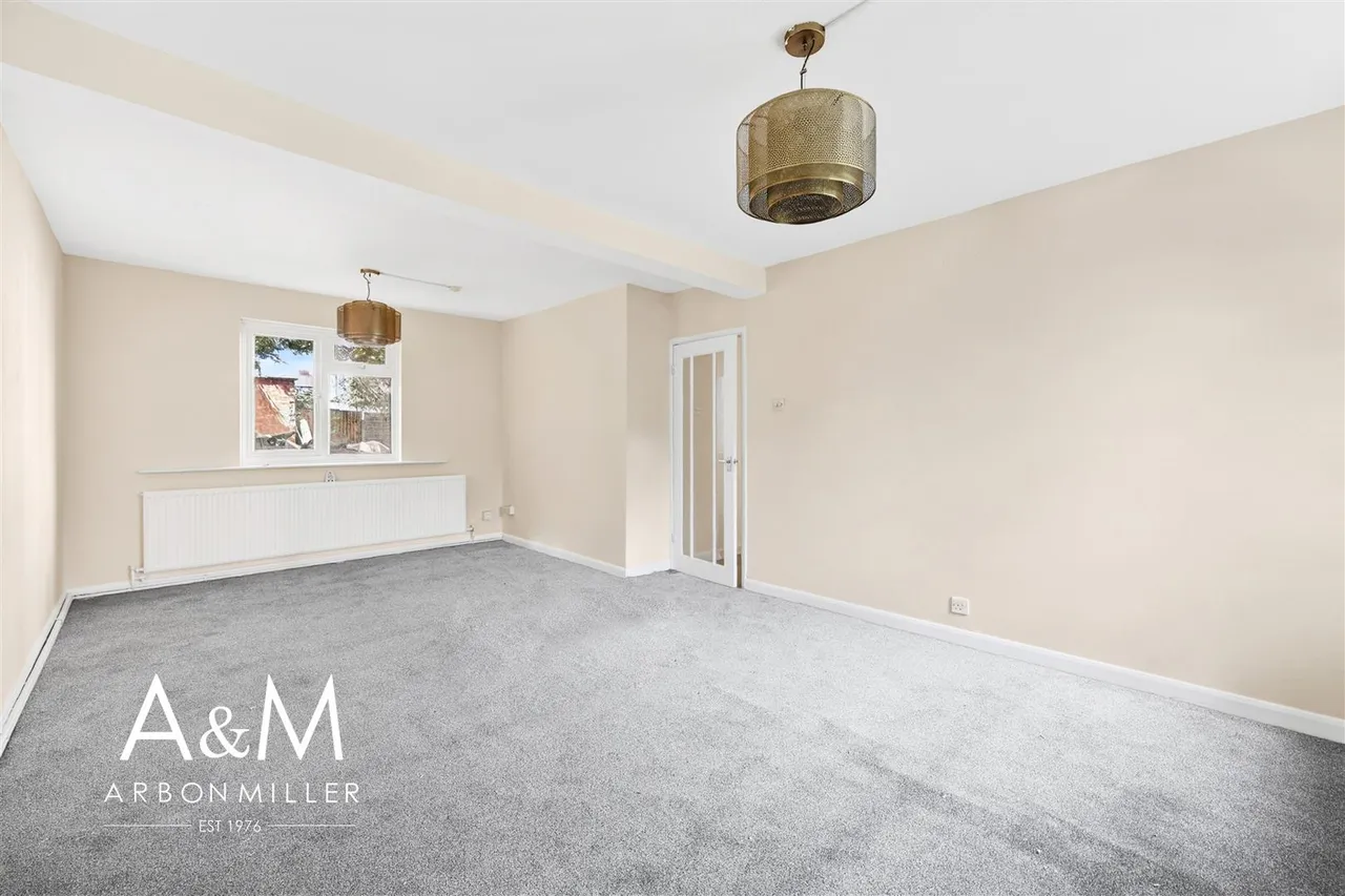 New North Road, Hainault, Essex, Ilford, IG62UY, photo 2