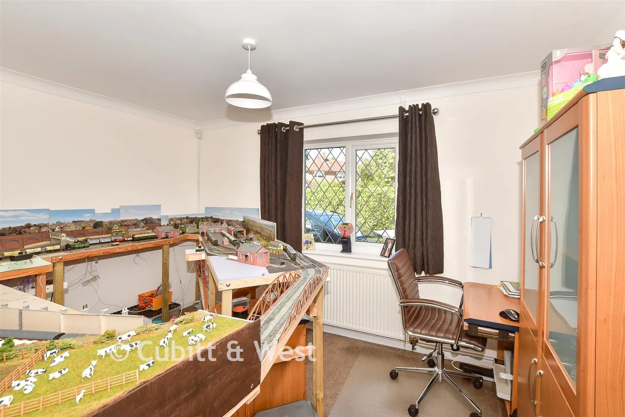 Woods Hill Lane, Ashurst Wood, RH19, photo 6