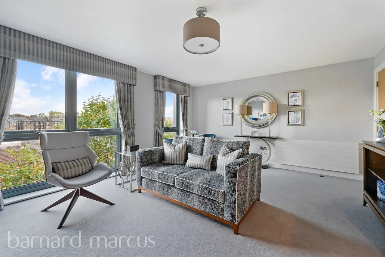 Battersea Park Road, London, photo 2