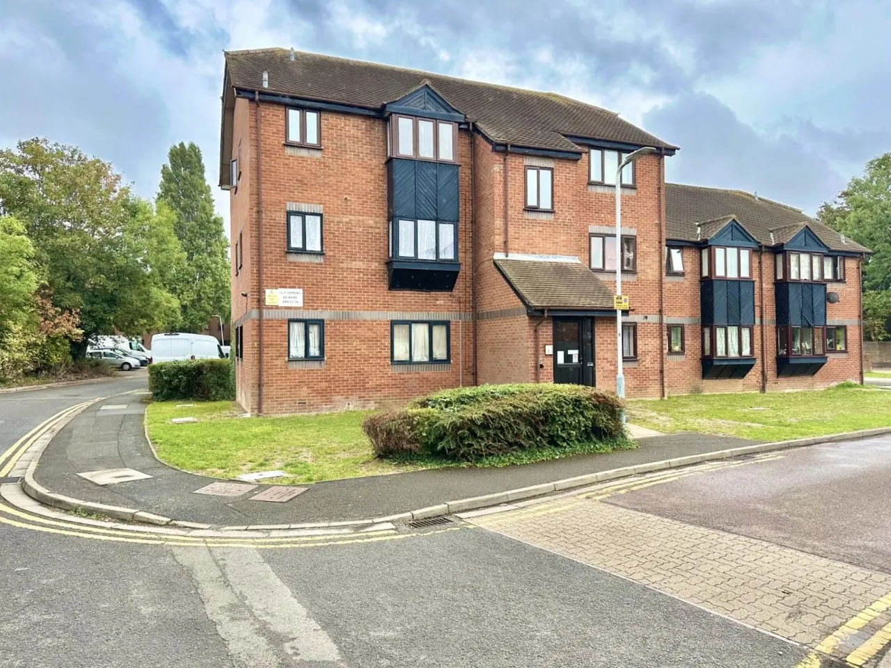 Willenhall Drive, Hayes, UB3 2UX, photo 2