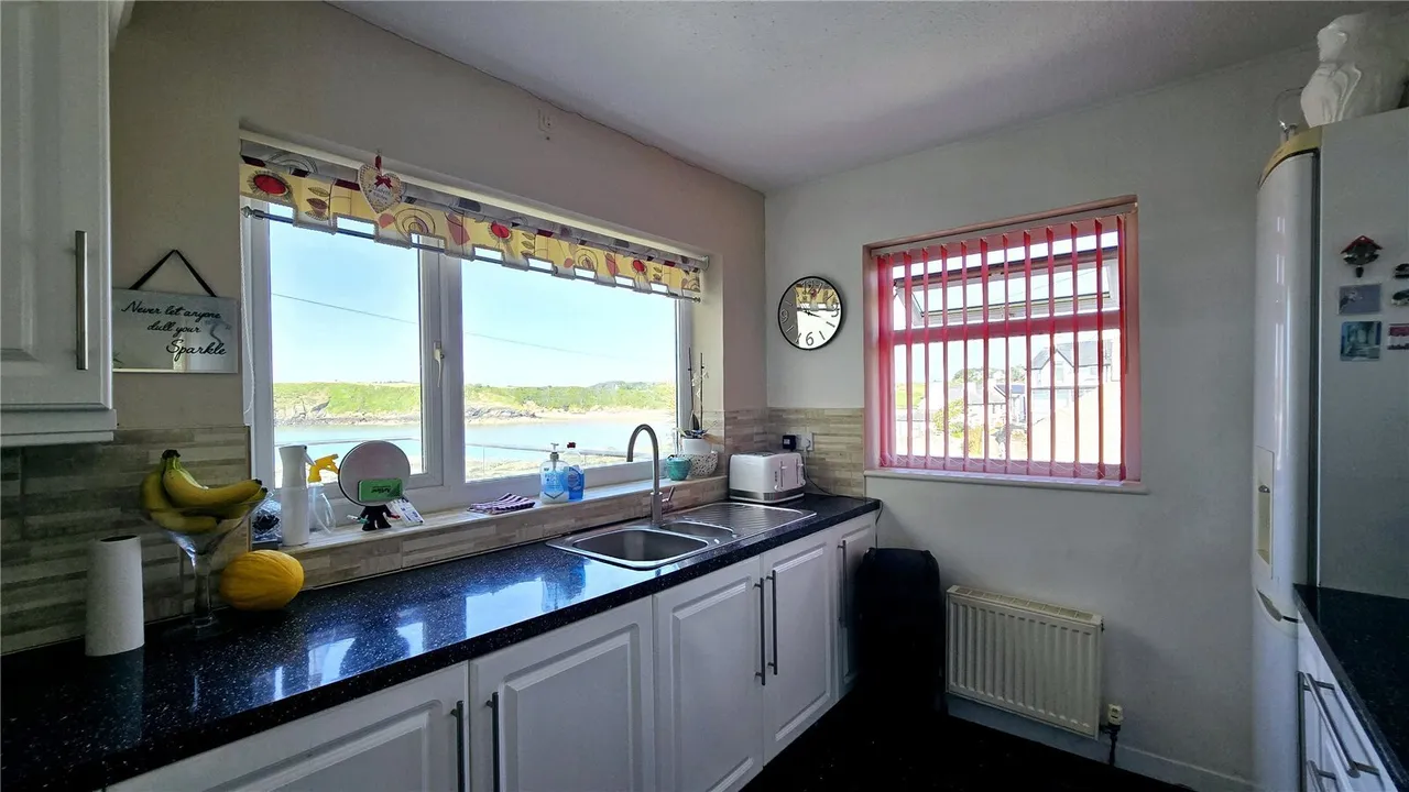 Cemaes Bay, LL67, photo 4