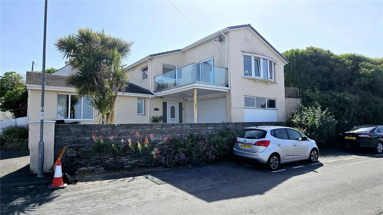 Cemaes Bay, LL67, photo 2