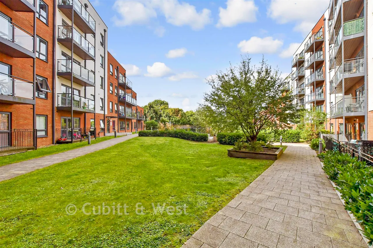 West Green Drive, West Green, RH11, photo 13