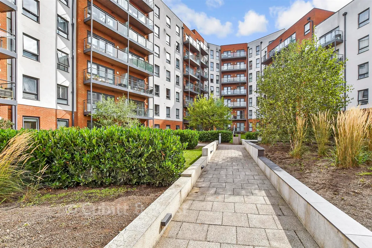 West Green Drive, West Green, RH11, photo 11