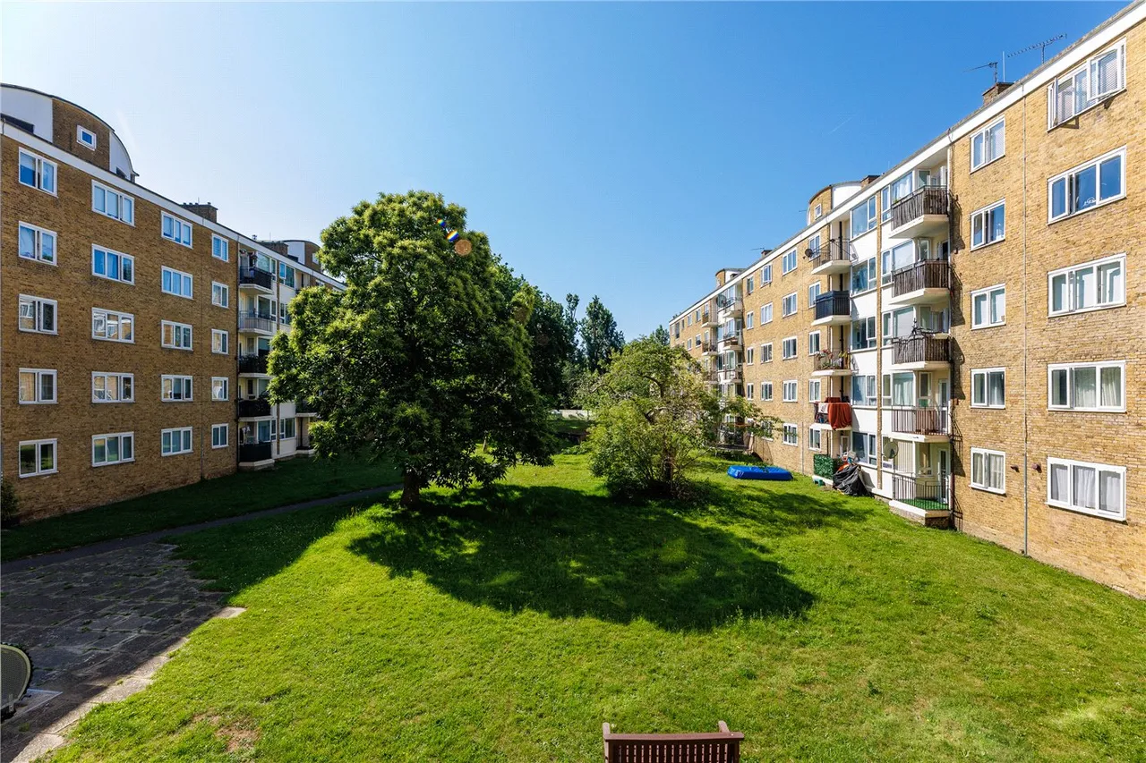 Hayward Gardens, London, SW15, photo 5
