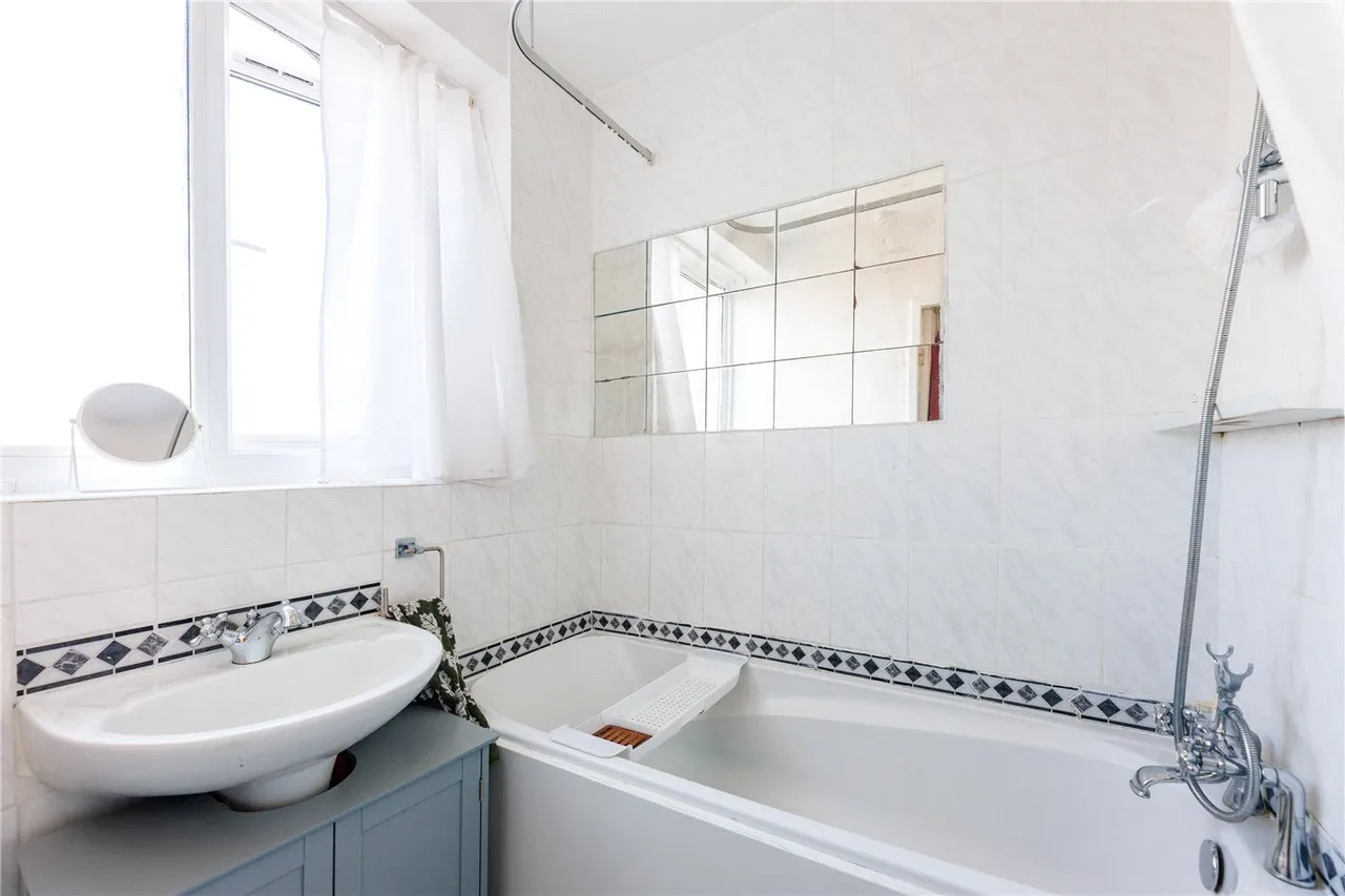 Hayward Gardens, London, SW15, photo 2