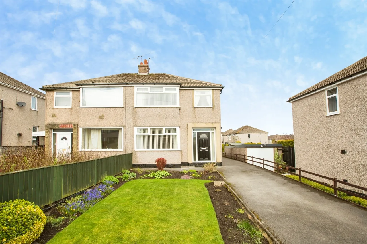 3 bed house for sale — Illingworth Drive, Halifax