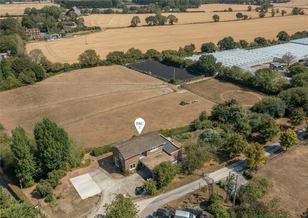 A beautifully extended family home with a spectacular kitchen and family room, private garden and countryside views, photo 39