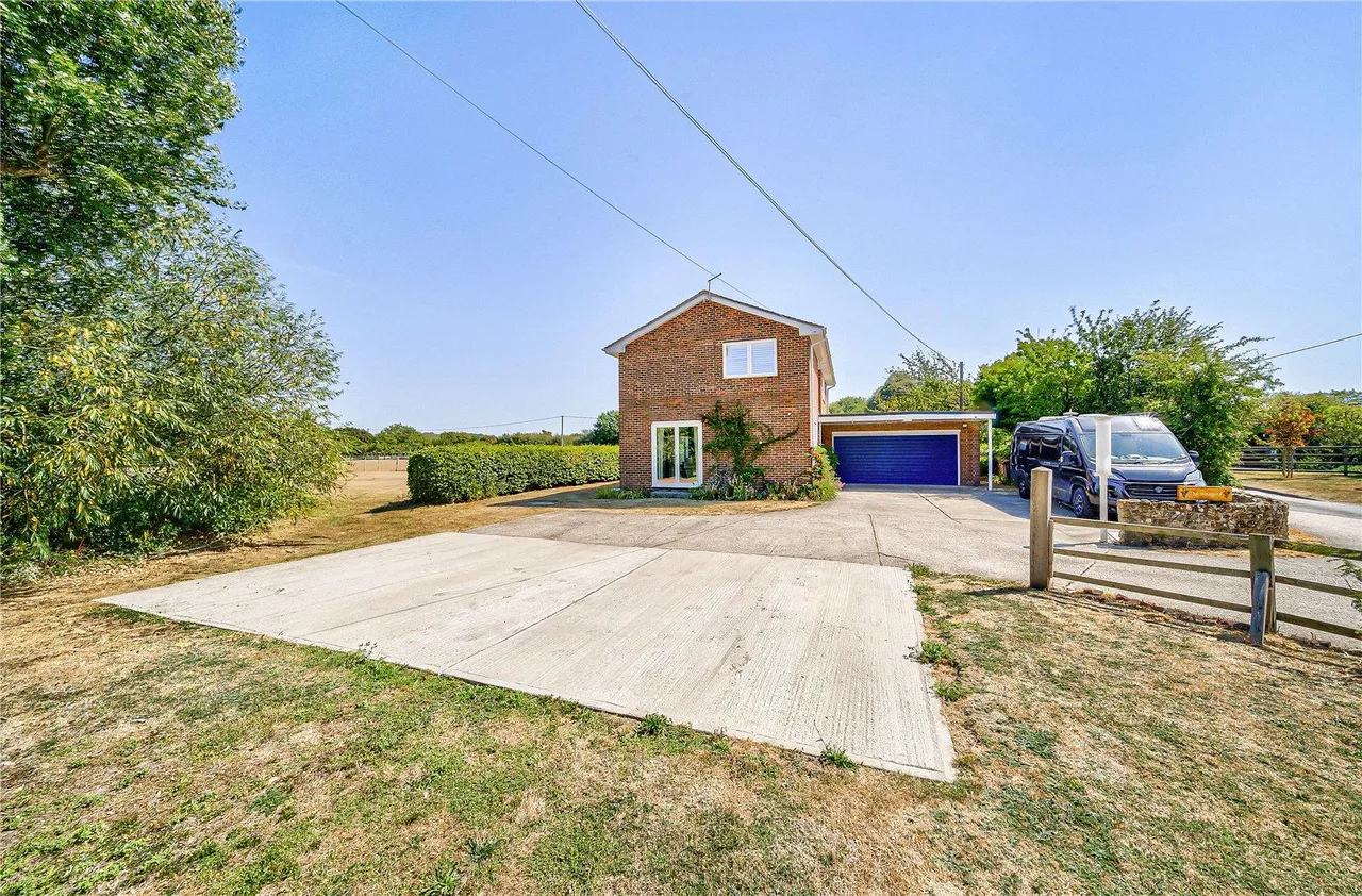 A beautifully extended family home with a spectacular kitchen and family room, private garden and countryside views, photo 38