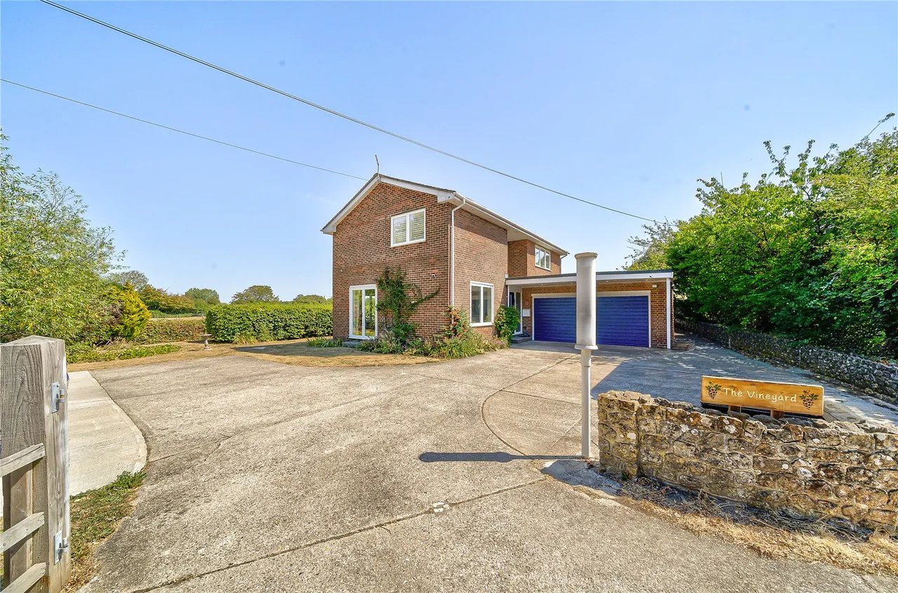 A beautifully extended family home with a spectacular kitchen and family room, private garden and countryside views, photo 36