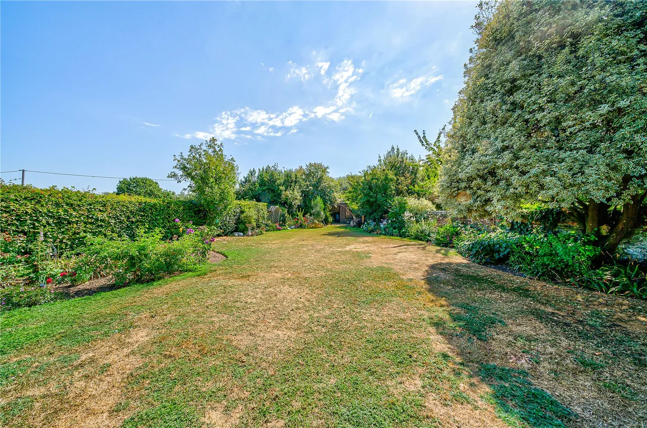 A beautifully extended family home with a spectacular kitchen and family room, private garden and countryside views, photo 34