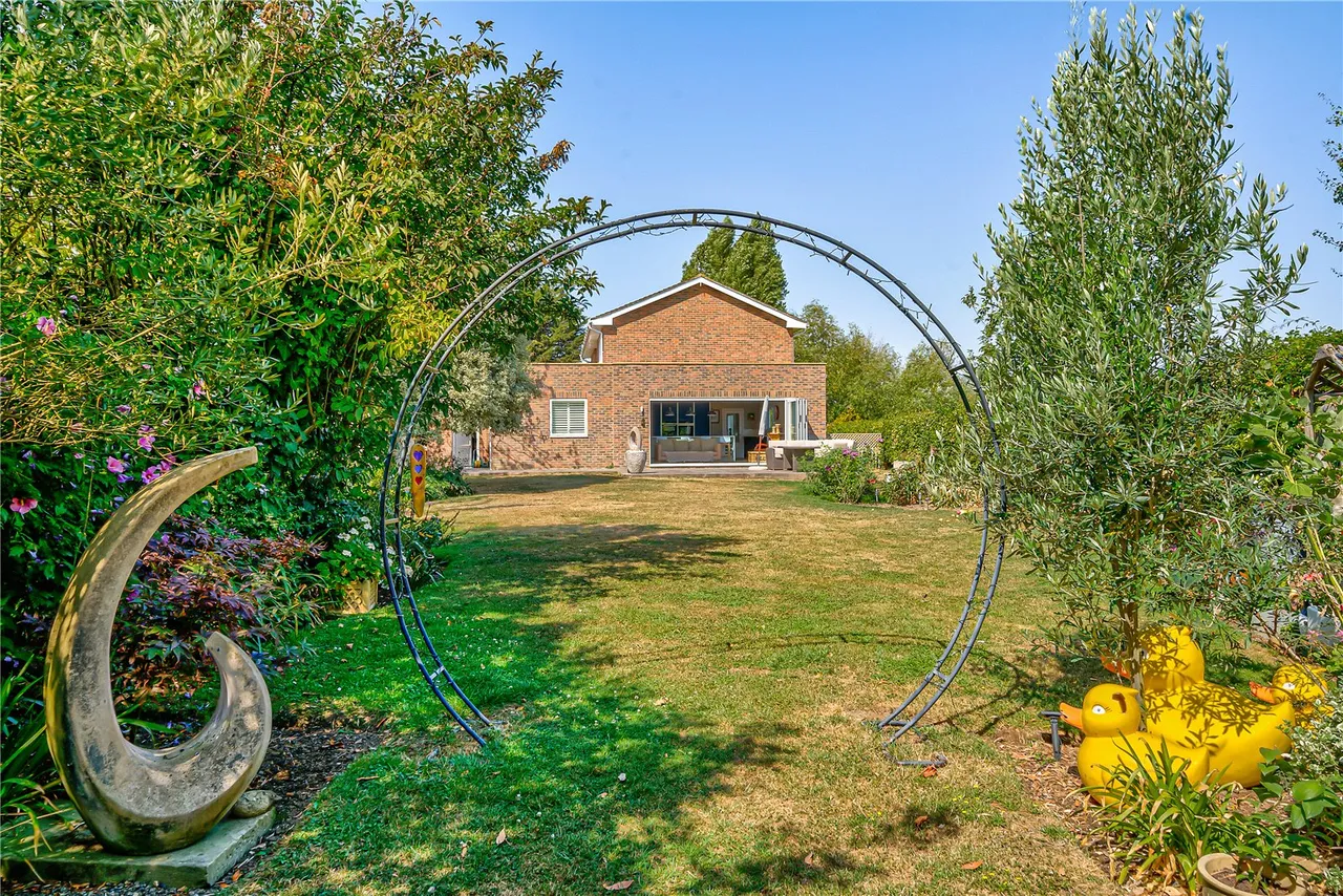 A beautifully extended family home with a spectacular kitchen and family room, private garden and countryside views, photo 35