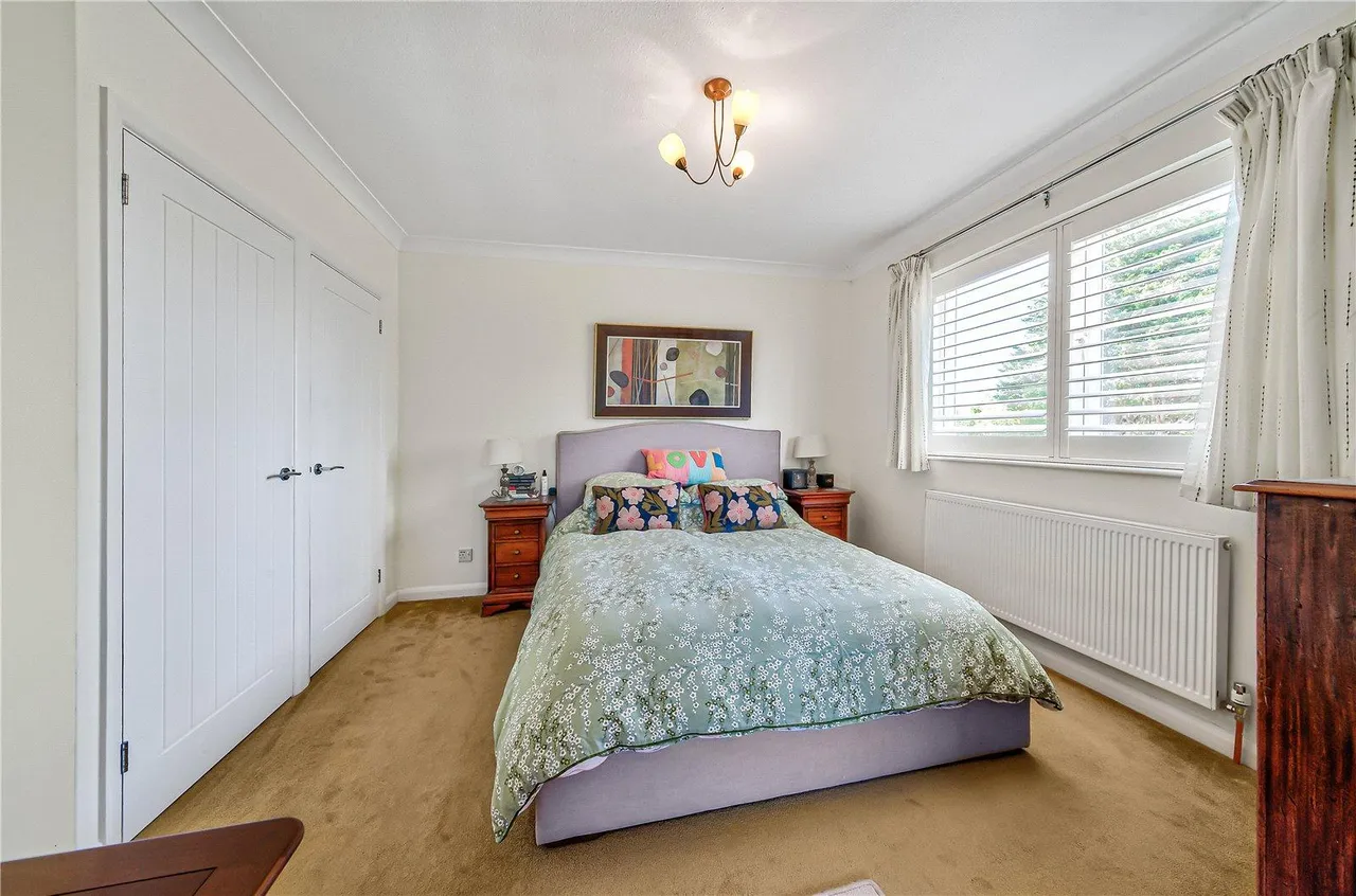 A beautifully extended family home with a spectacular kitchen and family room, private garden and countryside views, photo 20
