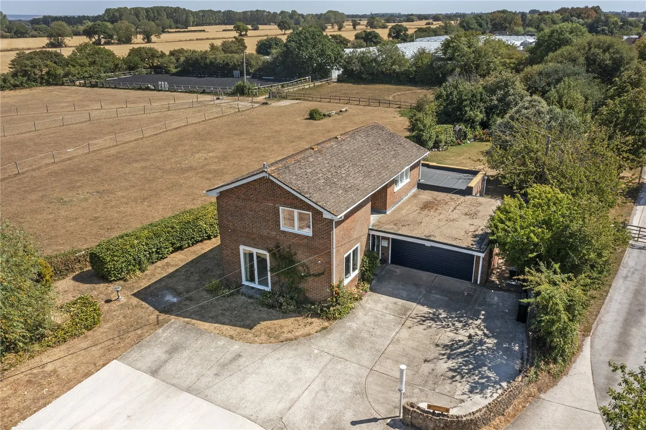 A beautifully extended family home with a spectacular kitchen and family room, private garden and countryside views, photo 32