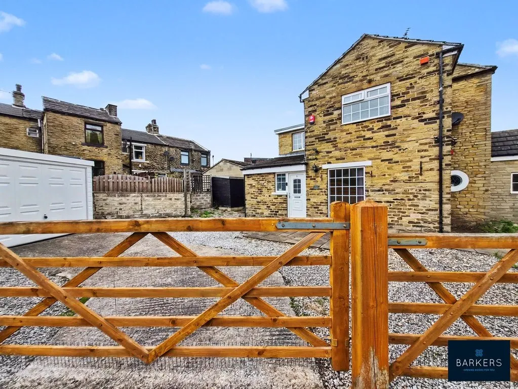 3 bed house for sale — Elizabeth Avenue Wyke, Bradford BD12 8NF