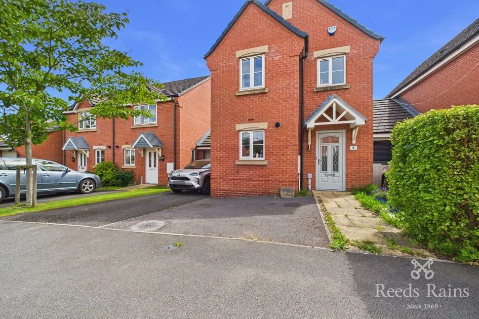 3 bed house for sale — Manor House Court, Chesterfield, Derbyshire, S41