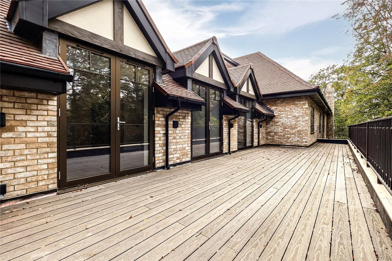 Apartment 8 Wildacre, Northwood, Hertfordshire, HA6 3EY, photo 10