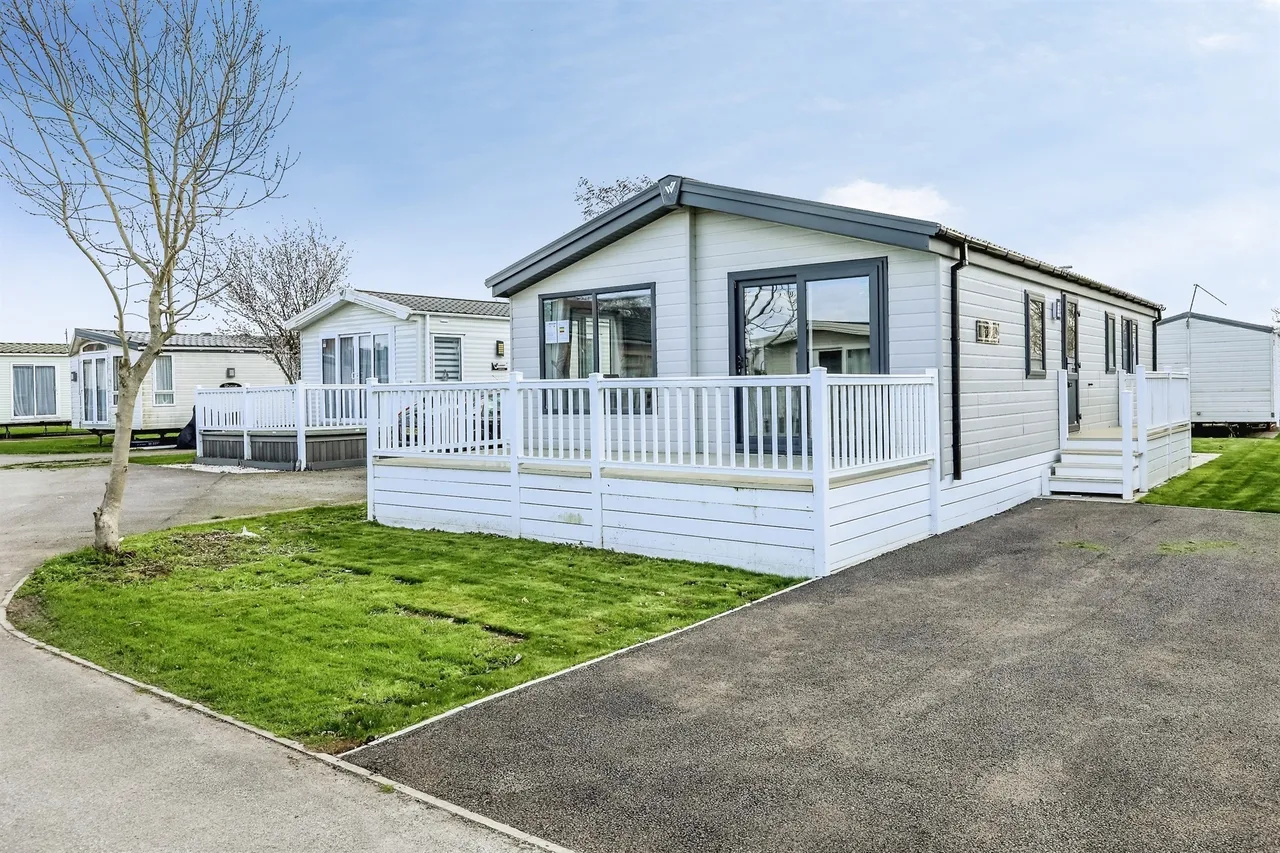 2 bed park home for sale — Manor House, Church Laneham, Retford