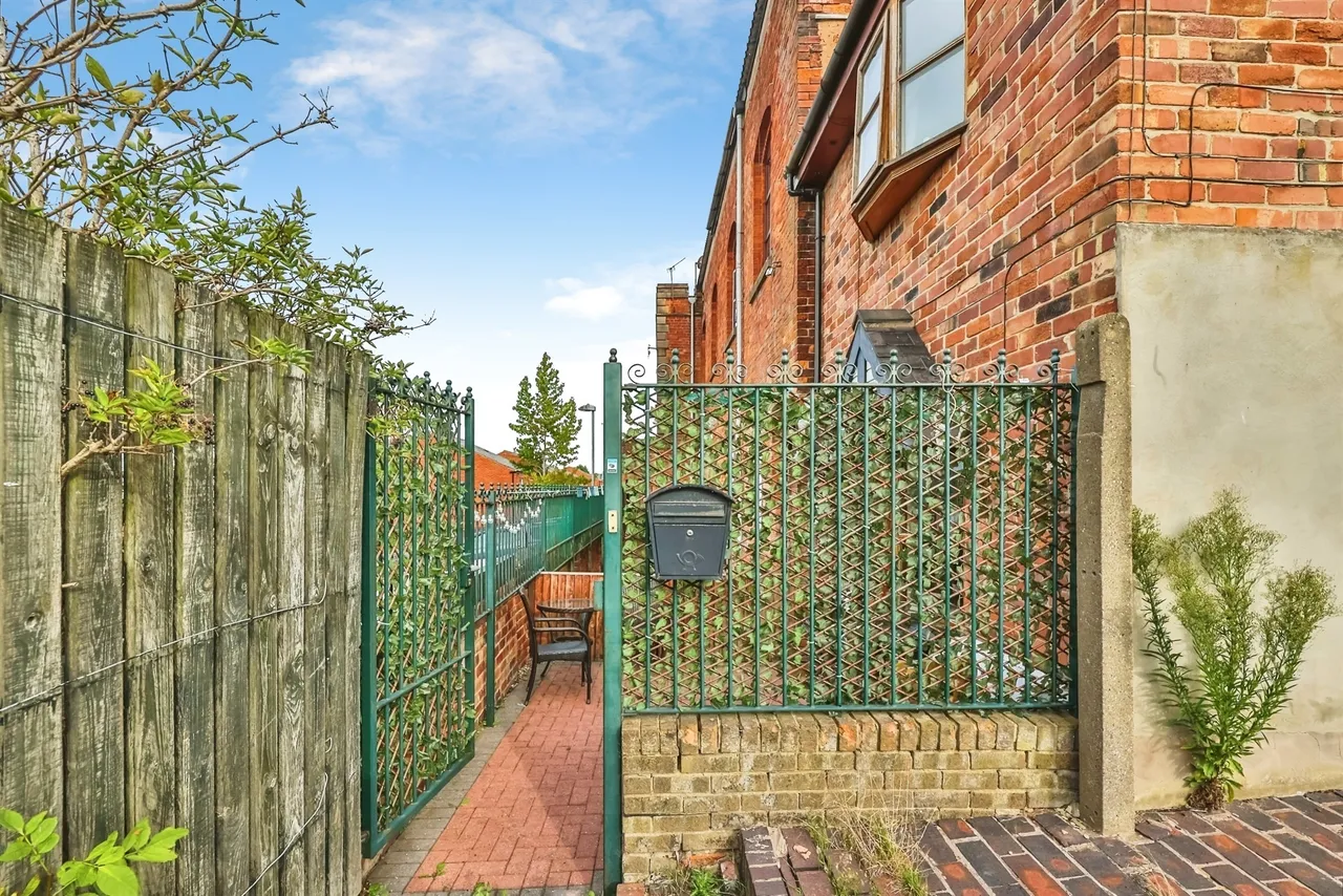 Charlotte Court, Eastwood, NG16, photo 14