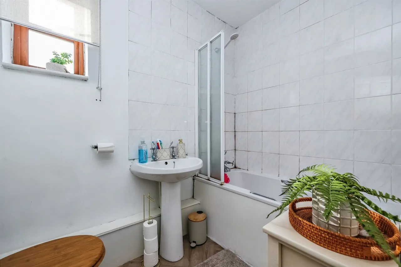 Charlotte Court, Eastwood, NG16, photo 13