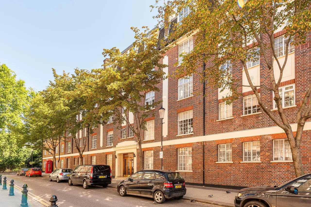 flat for sale — 25 Daver Court, Chelsea Manor Street, London